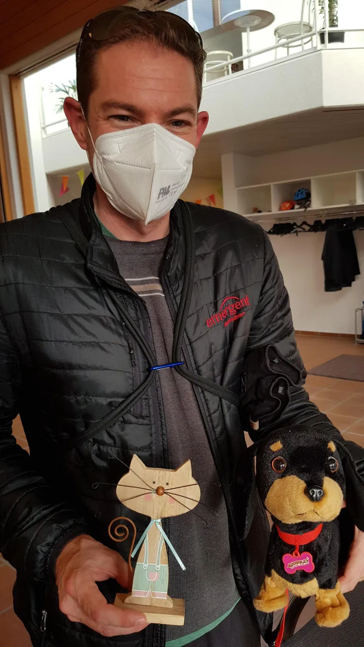 Der reparierte Spielzeughund mit seinem Besitzer (Foto: Hanns Stauffer)