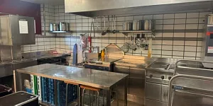 Küche Thoracherhus (Foto: Gabrielle Ceppi) Küche Thoracherhus: Zu vermieten mit einer Raumreservation. Geschirr für 120 Personen, ab CHF 200 bis 400. (Foto: Gabrielle Ceppi)