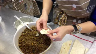 Mittagstisch im Tannental (Foto: Keeoma Fischer): Gekonnt werden die leckeren Teigtaschen zubereitet!