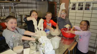 (11.02.2015) Es zNacht f&uuml;r di Liebschte (Foto: Jugend Arbeit): Fleissig kneten die B&uuml;Xlerinnen und B&uuml;Xler den selbstgemachten Pizzateig! 