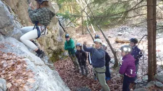 (28.03.2015) Outdoor-Klettern (Foto: Jugend Arbeit): Unter fachkundiger Anleitung eines Kletterlehrers wurde eifrig hinaufgeklettert und danach wieder abgeseilt.