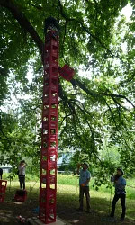 (9. Mai 2015) Harassklettern Bärtschihusmärit (Foto: Jugend Arbeit) (9. Mai 2015) Harassklettern Bärtschihusmärit: Ein mutiger Kletterer hat bereits 15 Harasse aufeinander getürmt. (Foto: Jugend Arbeit)