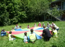 Weltspieltag (Foto: Jugend Arbeit) Weltspieltag: Kinder beim Spielen mit dem Fallschirm (Foto: Jugend Arbeit)