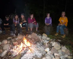 gemütliches beisammen sein am Feuer (Foto: Jugend Arbeit) gemütliches beisammen sein am Feuer (Foto: Jugend Arbeit)