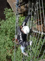(16.09.2015) Seilpark (Foto: Jugend Arbeit) (16.09.2015) Seilpark: ungewohnte Blicke und Perspektiven ergeben sich im Seilpark, die geforderte Überwindung lässt sich erahnen (Foto: Jugend Arbeit)