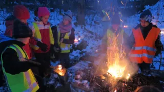 (22.01.2016) Nachtschnitzeljagd Irrlichter (Foto: Jugend Arbeit): Ein einfaches Feuer, ganz speziell im winterlichen Wald, fasziniert einfach immer.