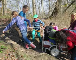 (06.04.2016) Aareufer putzen (Foto: Jugend Arbeit) (06.04.2016) Aareufer putzen: Mit vereinten Kräften geht's besser! Der kleine Veloanhänger dient zum Material-, z'Vieri- und Verletztentransport und muss einfach überall mit dabei sein (Foto: Jugend Arbeit)