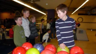 (16. Febr. 2011) Bowling im Marzili (Foto: Gerhard Wyser): Ein Wunsch aus der letzten Zukunftswerkstatt. Die einen schwungvoll, die anderen eher schubsend, aber f&uuml;r alle: s'het gf&auml;gt