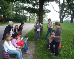 (5. Sept. 2012) Bewegte Generationen (Foto: Gerhard Wyser) (5. Sept. 2012) Bewegte Generationen: Ein Spaziergang zur Elfenau mit zwei Generationen, die gegenseitig ihre Erfahrungen zu drei Themen austauschten (Foto: Gerhard Wyser)