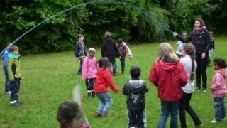 (22. Mai 2013) Weltspieltag (Foto: Gerhard Wyser): Spielen im Tannental. Vieles war m&ouml;glich mit Kindern aus aller Welt.